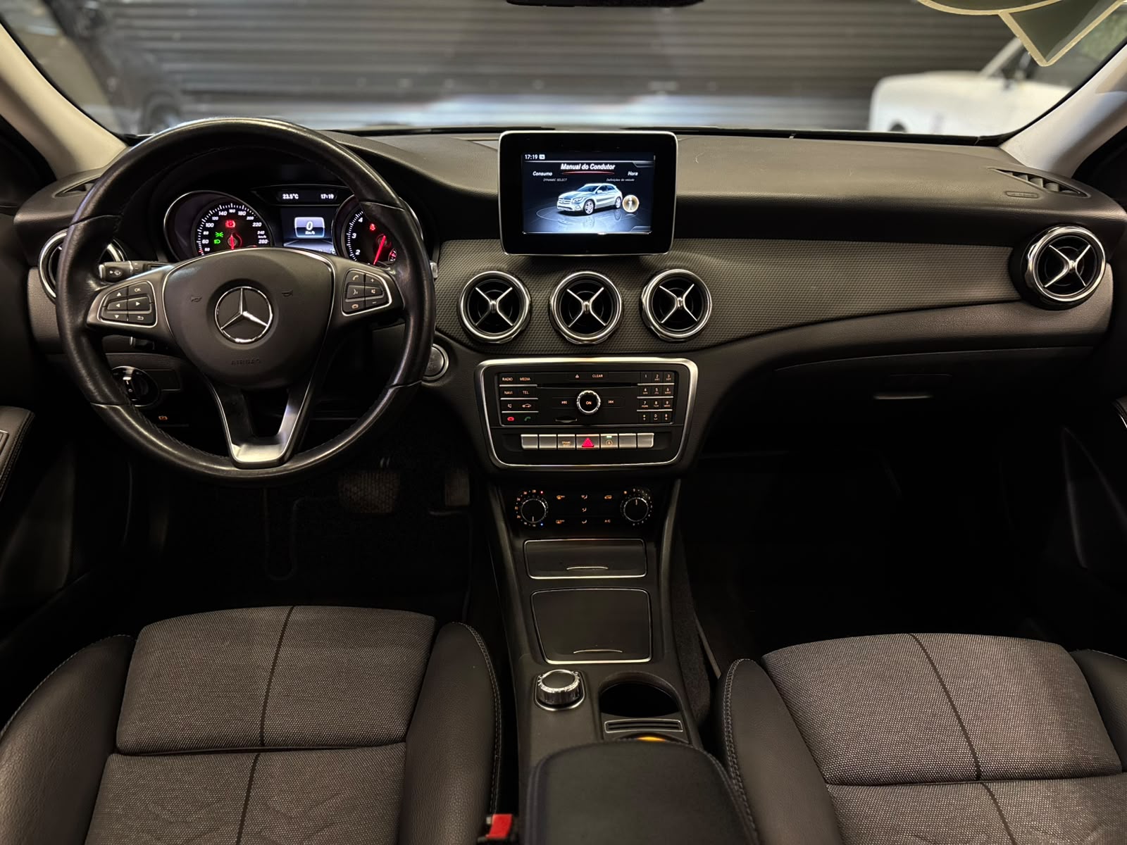 MERCEDES-BENZ GLA 200