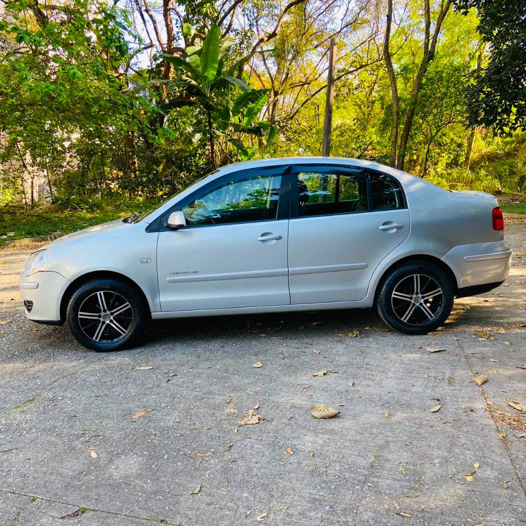 VOLKSWAGEN POLO SEDAN