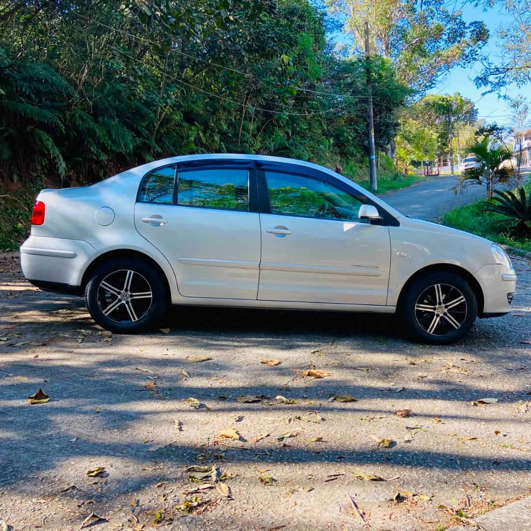 VOLKSWAGEN POLO SEDAN