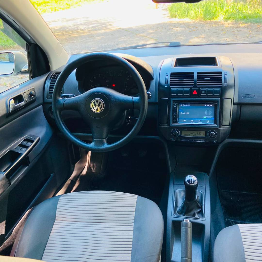VOLKSWAGEN POLO SEDAN