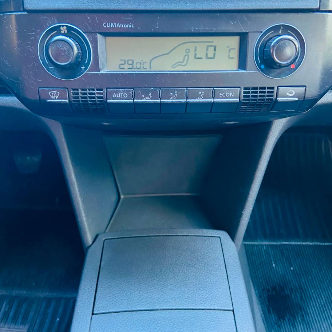 VOLKSWAGEN POLO SEDAN