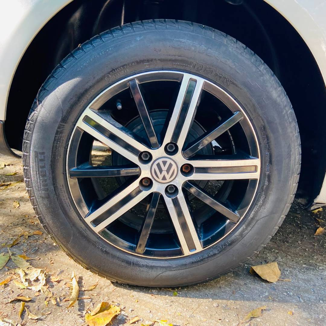 VOLKSWAGEN POLO SEDAN