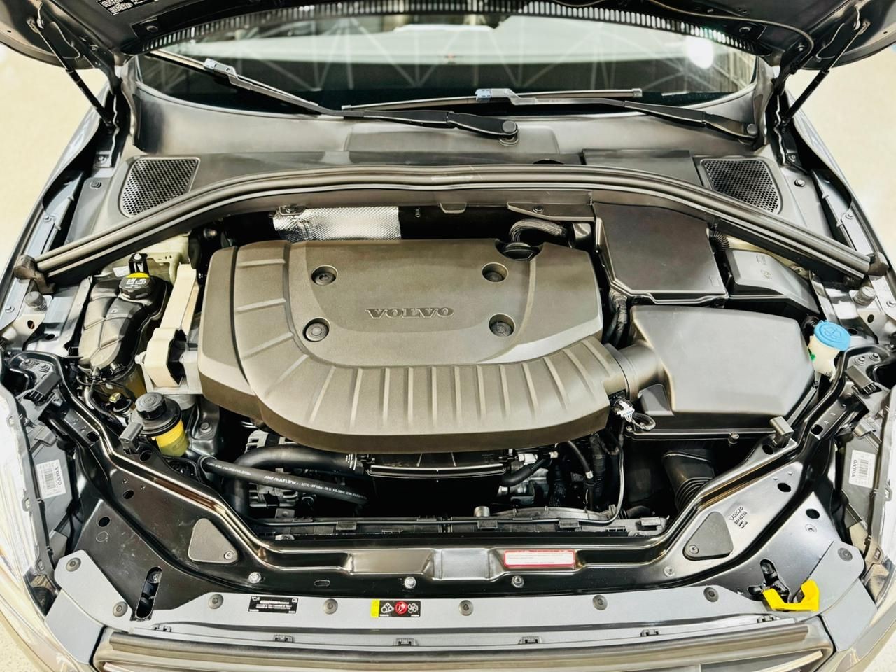 XC60 2.4 D5 MOMENTUM AWD