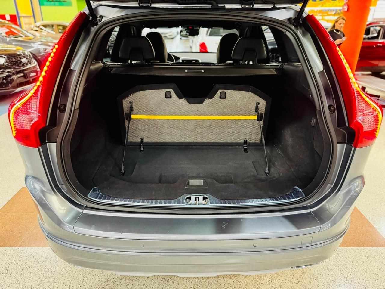 XC60 2.4 D5 MOMENTUM AWD