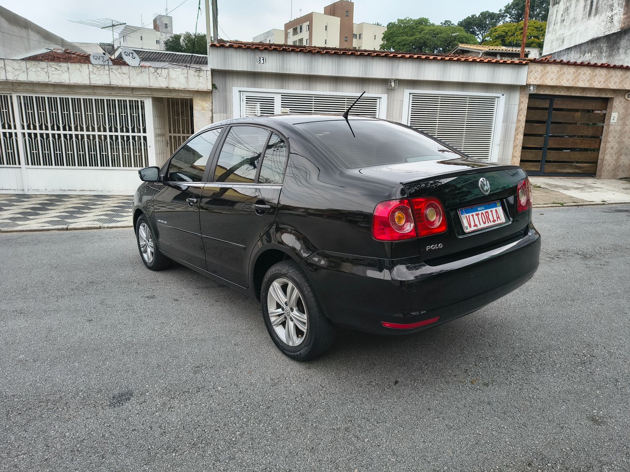 VOLKSWAGEN POLO SEDAN