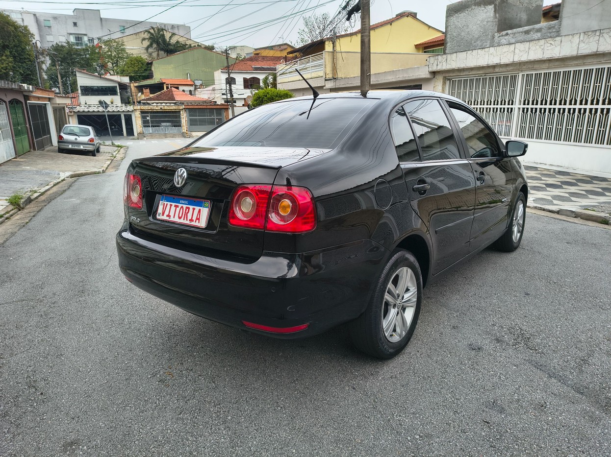 VOLKSWAGEN POLO SEDAN