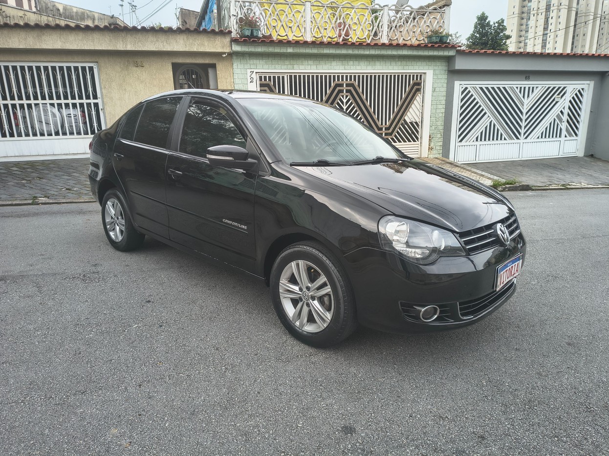 VOLKSWAGEN POLO SEDAN