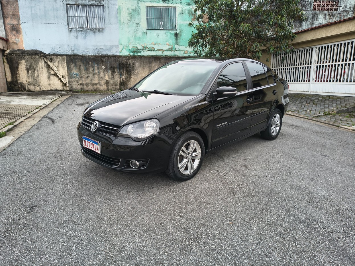 VOLKSWAGEN POLO SEDAN