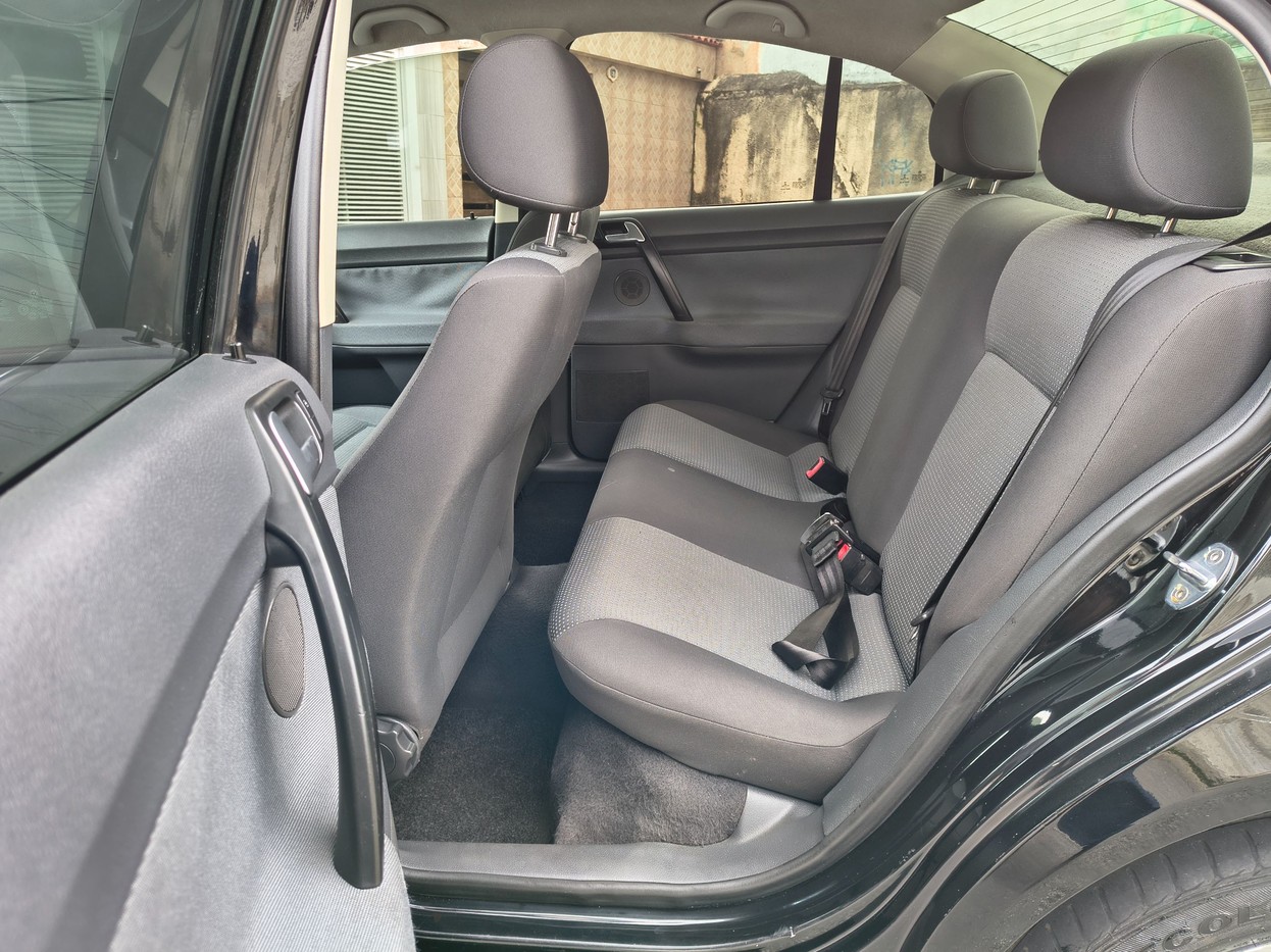 VOLKSWAGEN POLO SEDAN