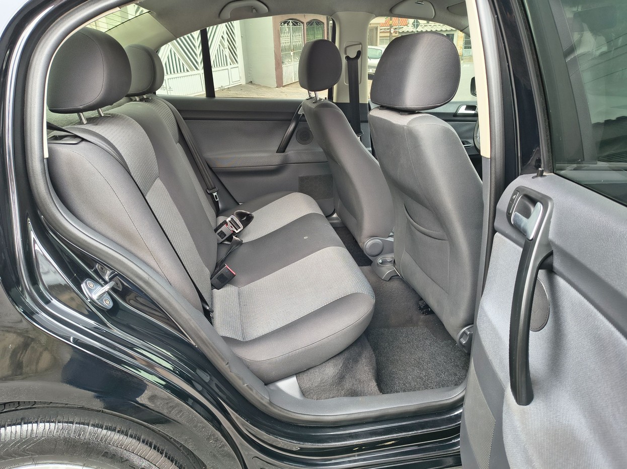 VOLKSWAGEN POLO SEDAN