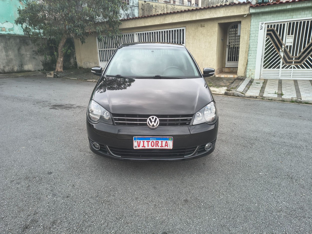VOLKSWAGEN POLO SEDAN