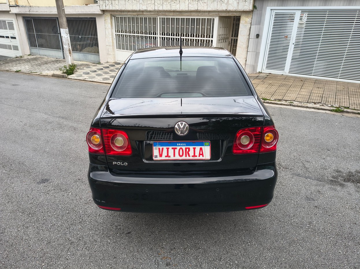 VOLKSWAGEN POLO SEDAN
