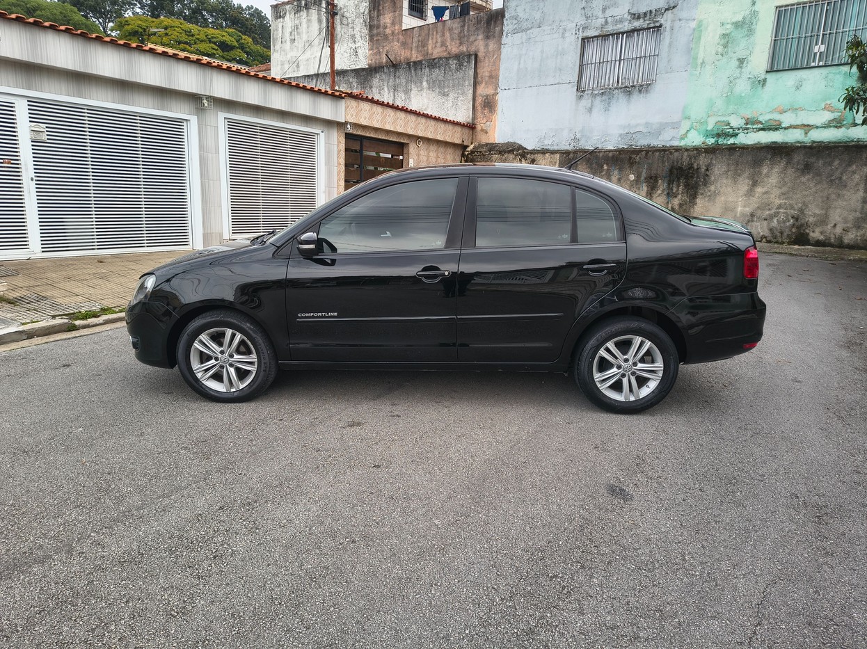 VOLKSWAGEN POLO SEDAN