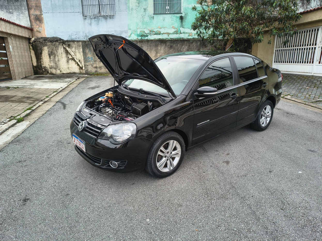 VOLKSWAGEN POLO SEDAN