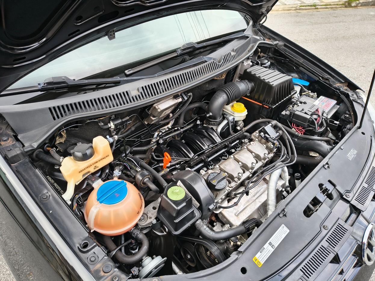 VOLKSWAGEN POLO SEDAN