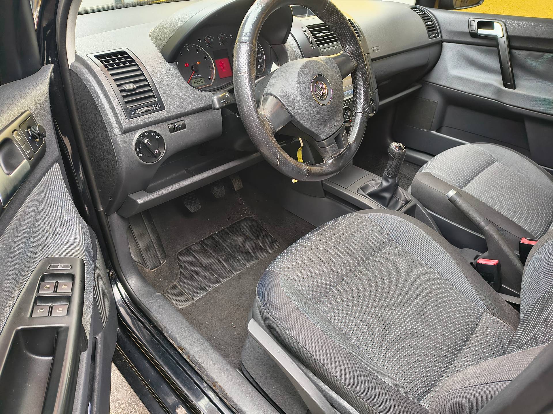 VOLKSWAGEN POLO SEDAN