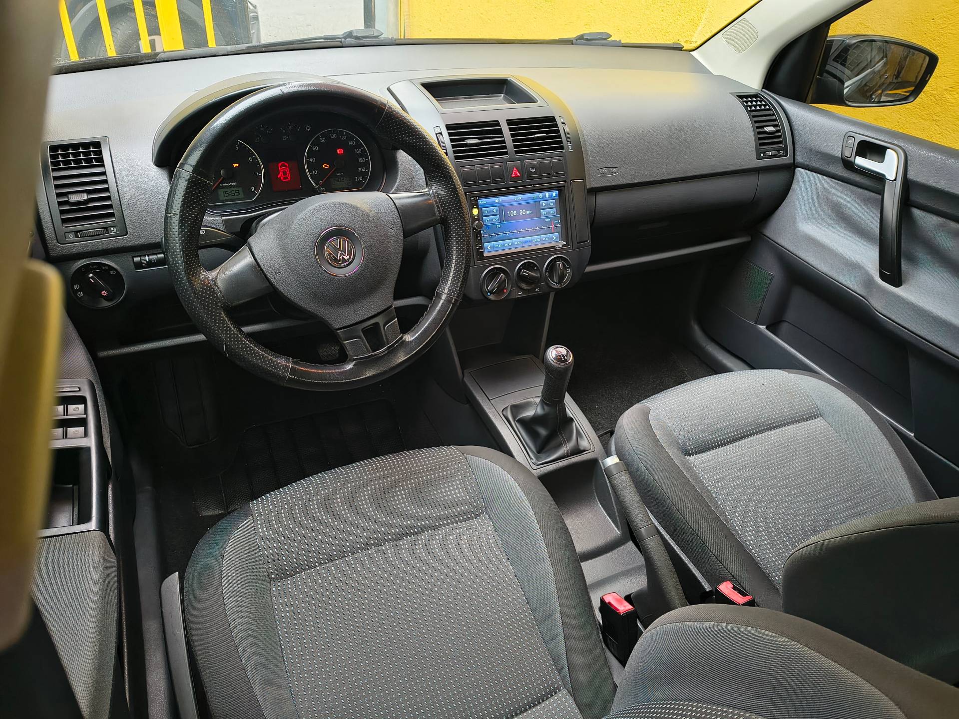 VOLKSWAGEN POLO SEDAN