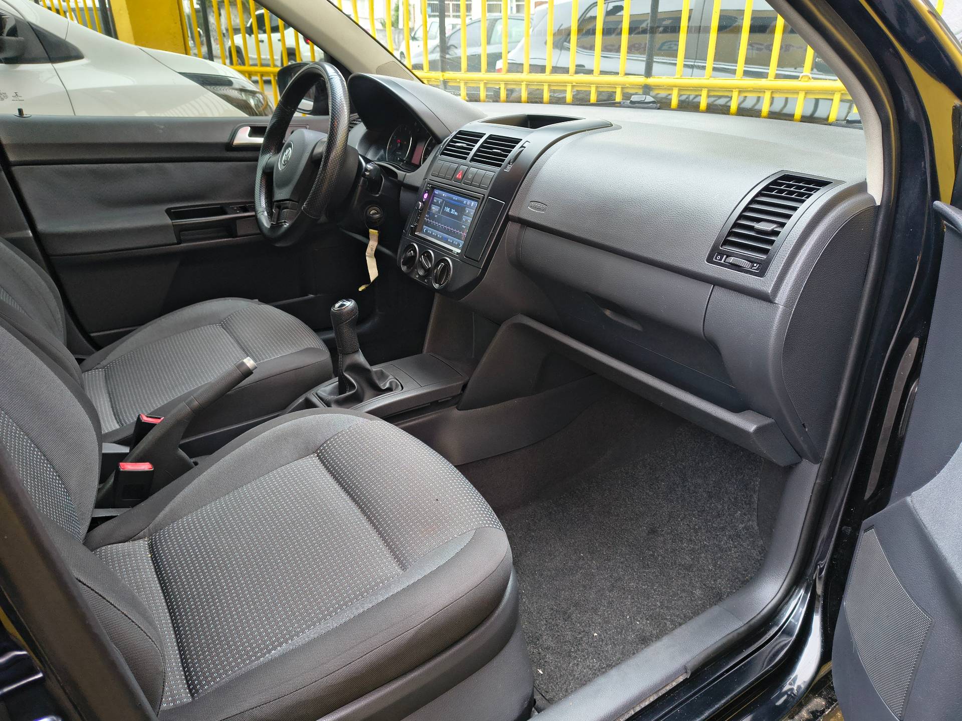 VOLKSWAGEN POLO SEDAN