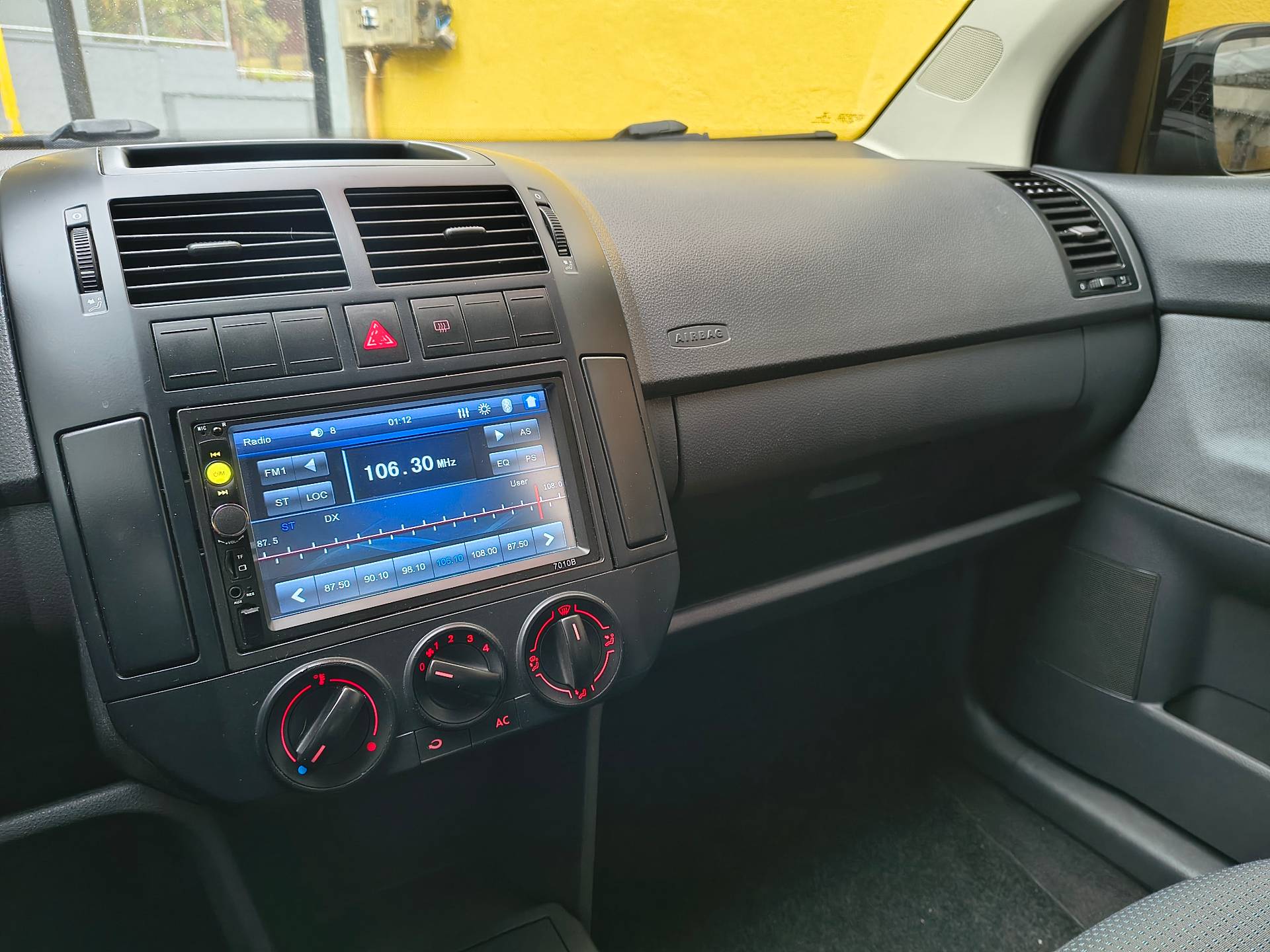 VOLKSWAGEN POLO SEDAN