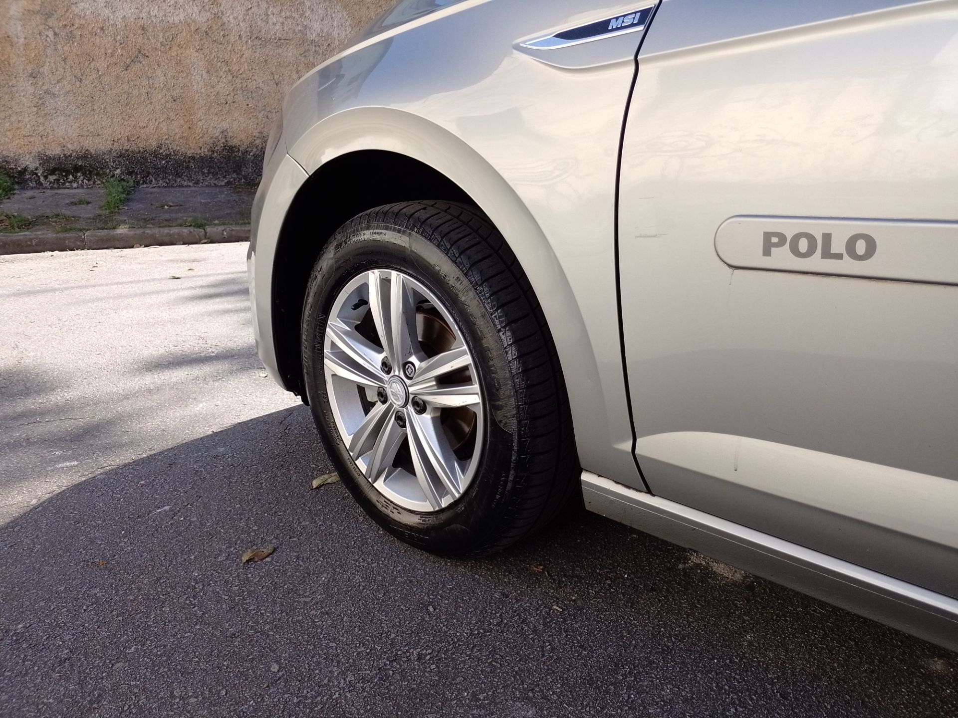 VOLKSWAGEN POLO