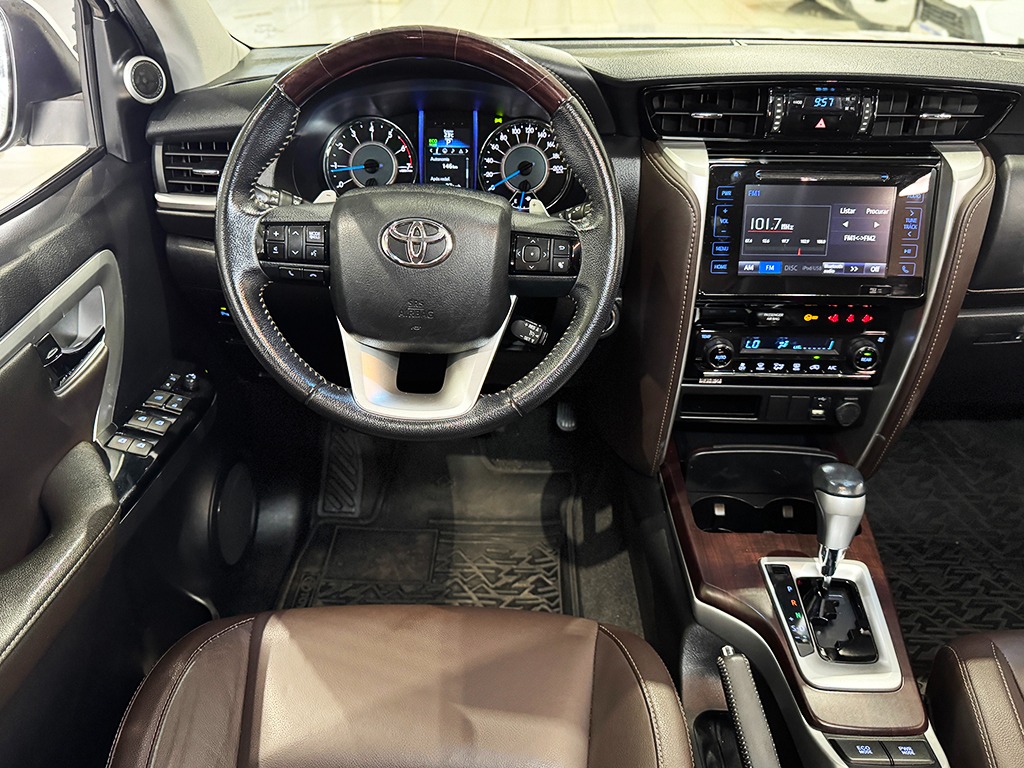 TOYOTA HILUX SW4