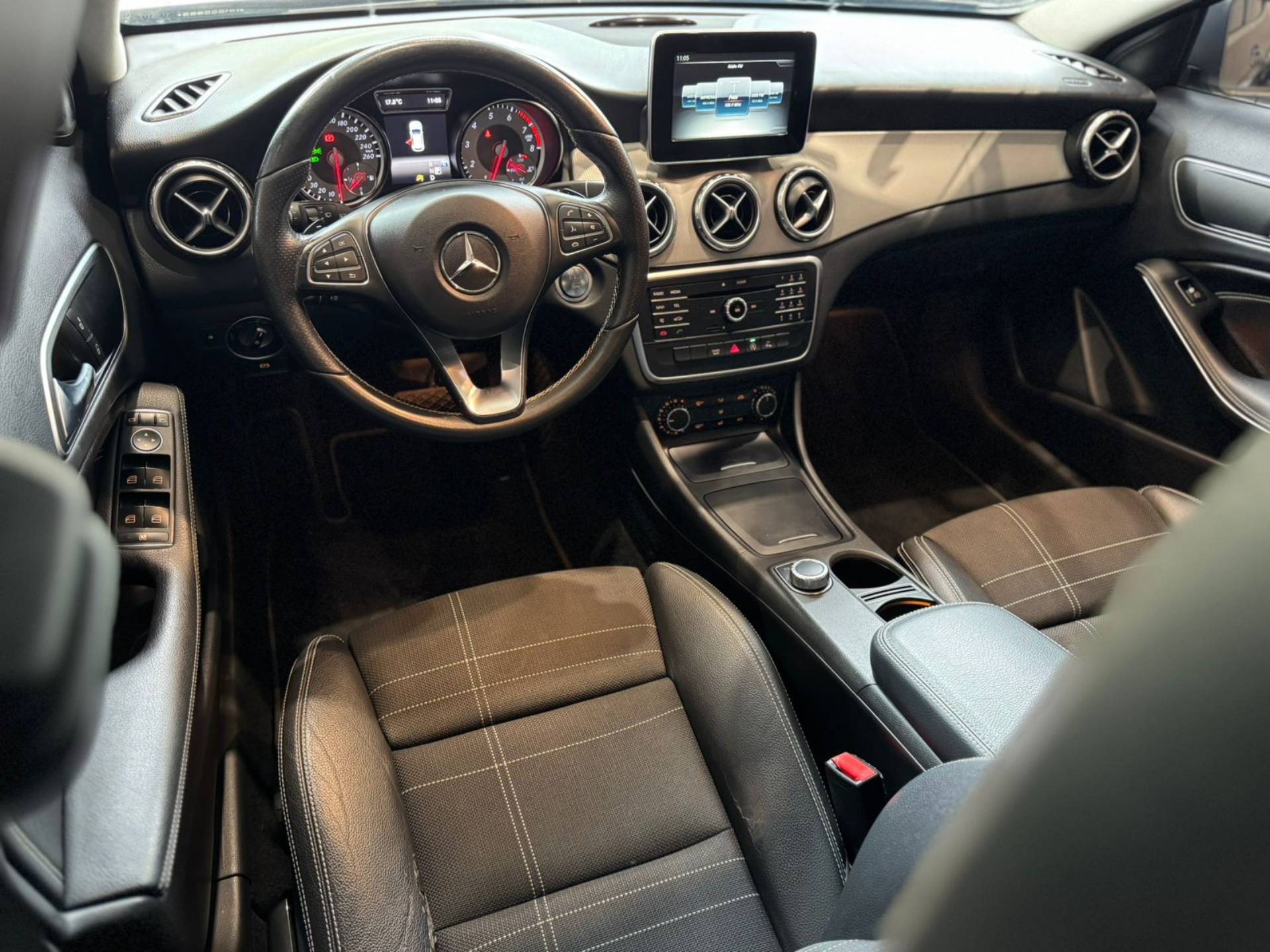 MERCEDES-BENZ GLA 200