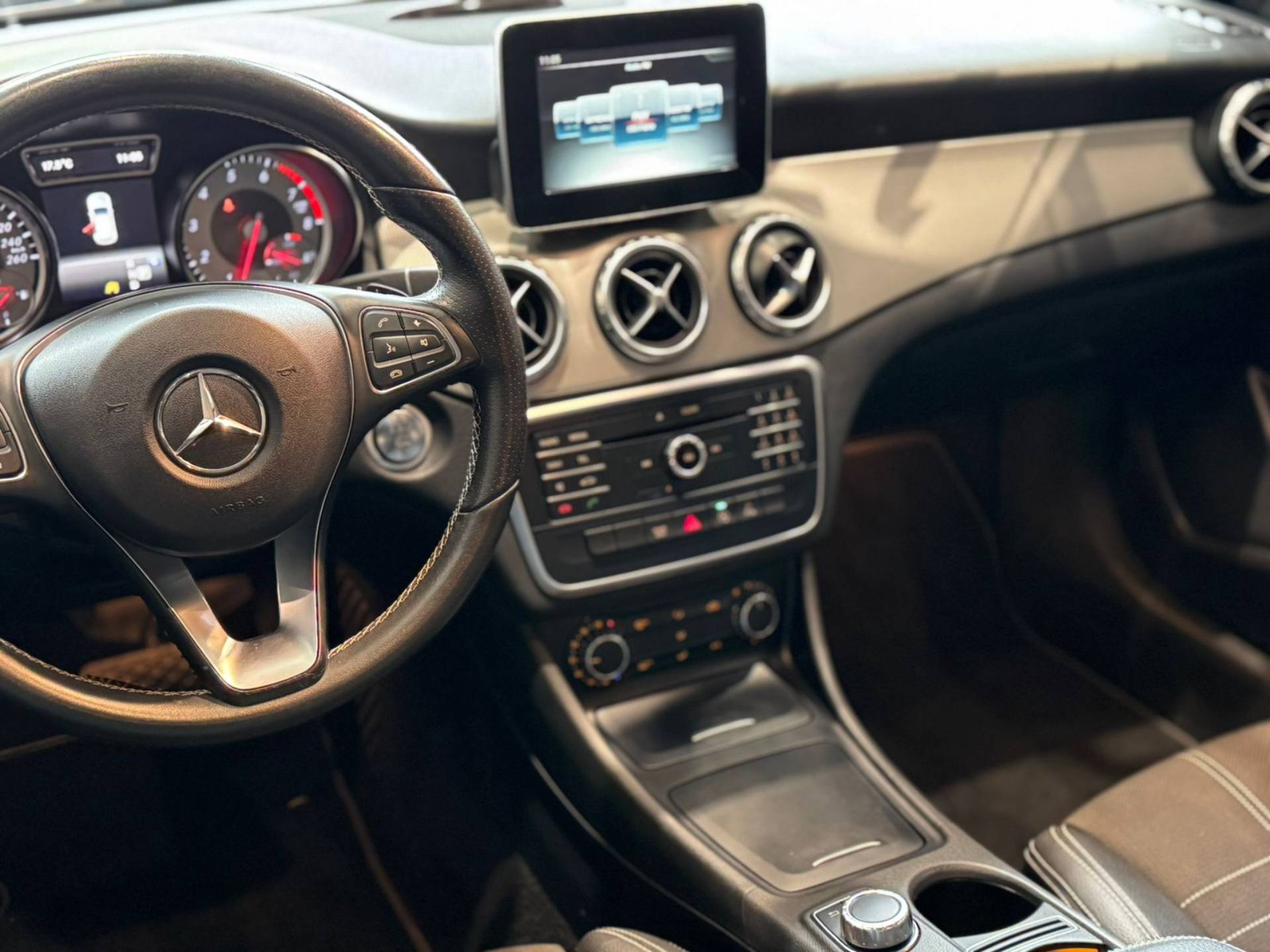 MERCEDES-BENZ GLA 200