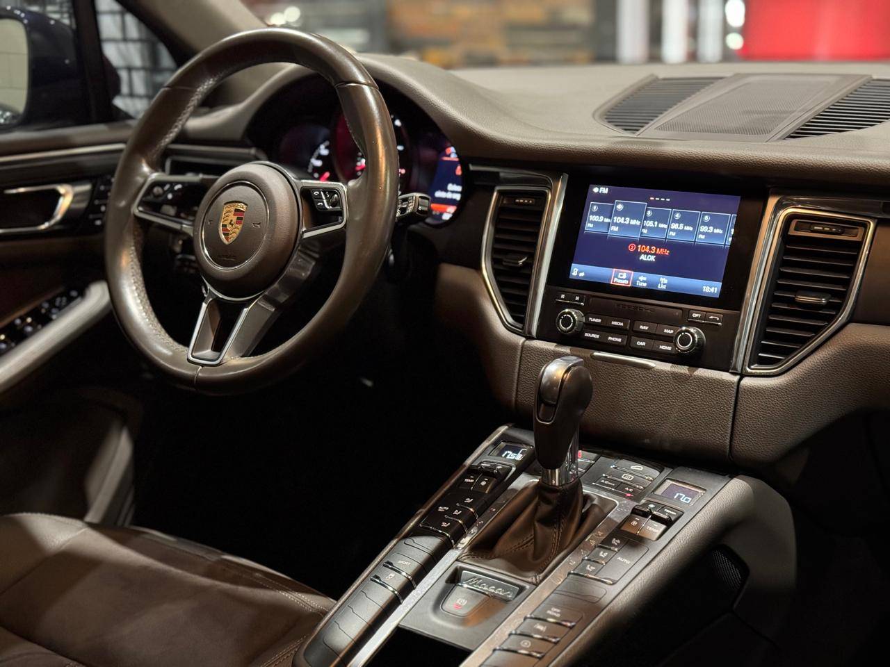 PORSCHE MACAN