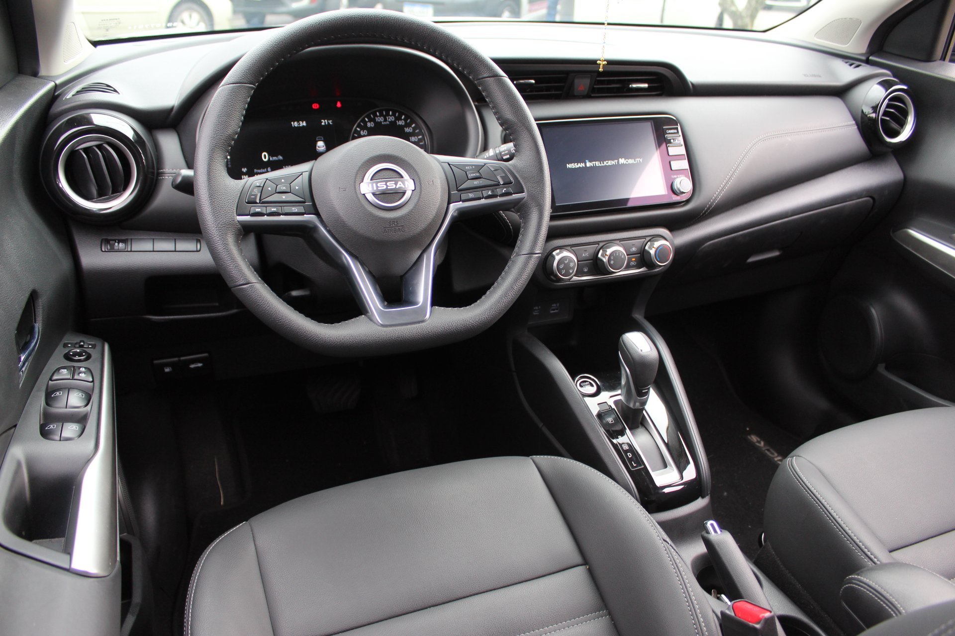 NISSAN KICKS PLAY