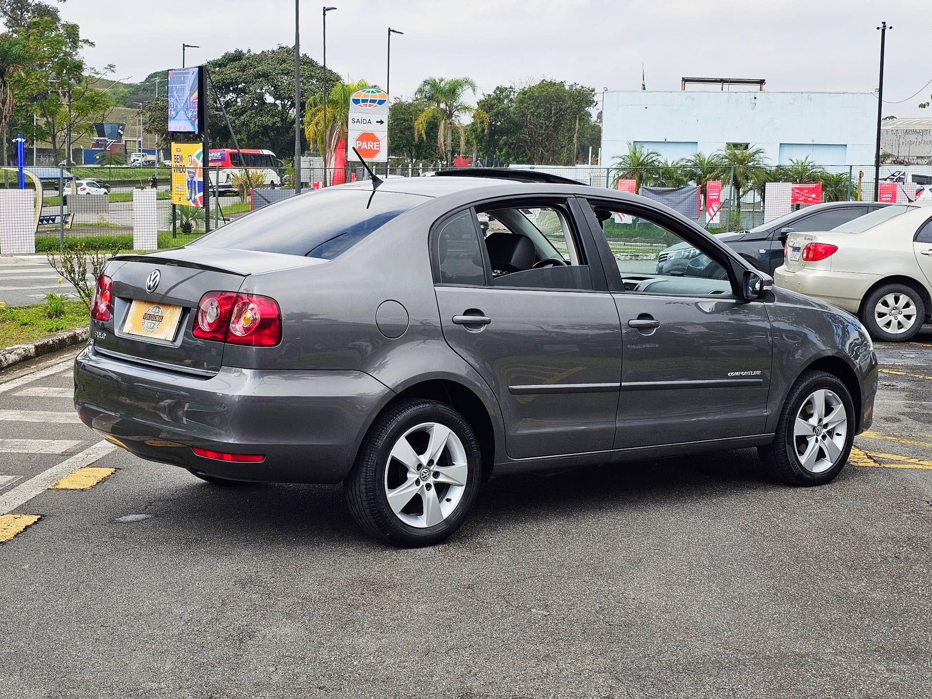 VOLKSWAGEN POLO SEDAN