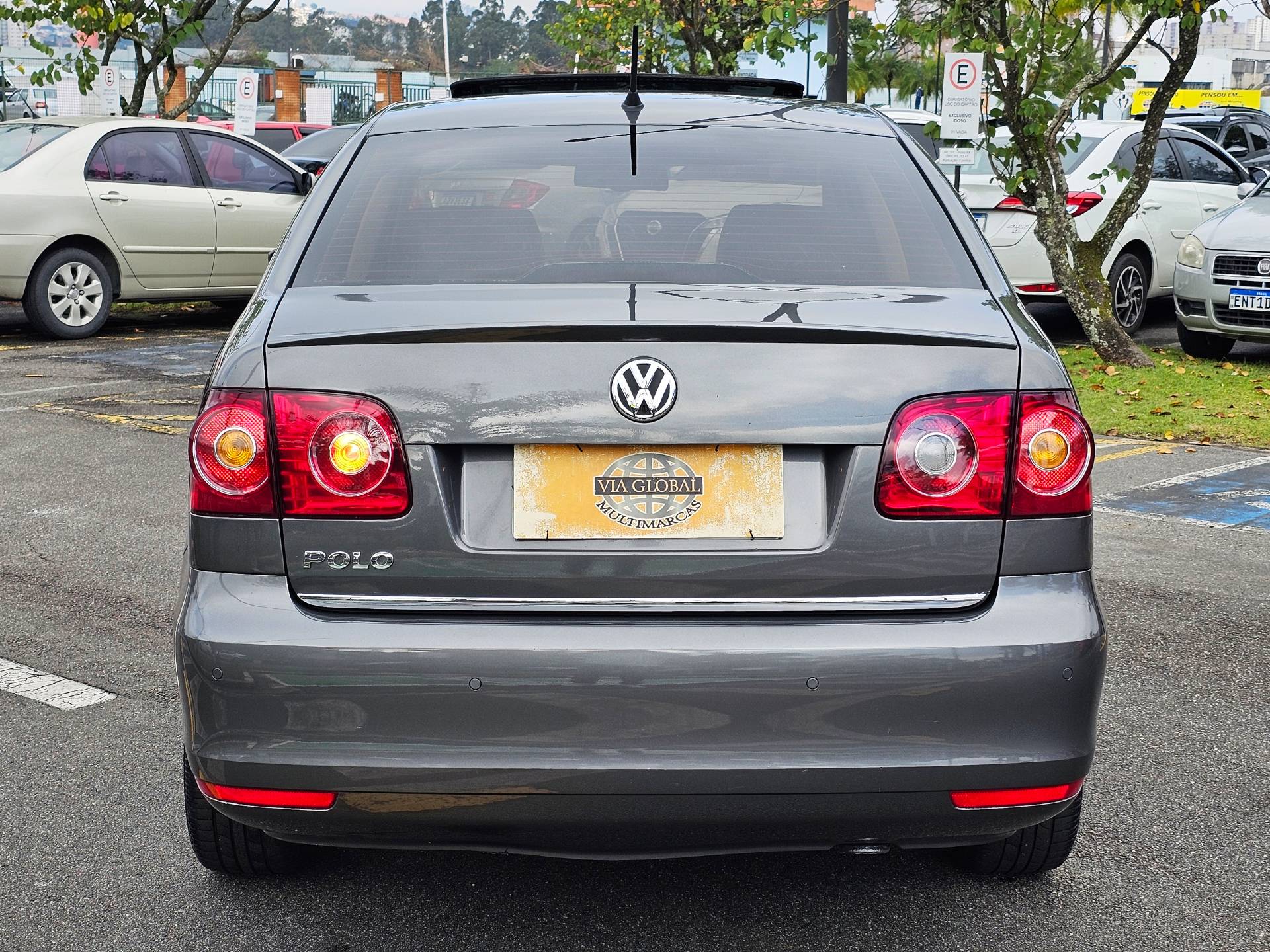VOLKSWAGEN POLO SEDAN