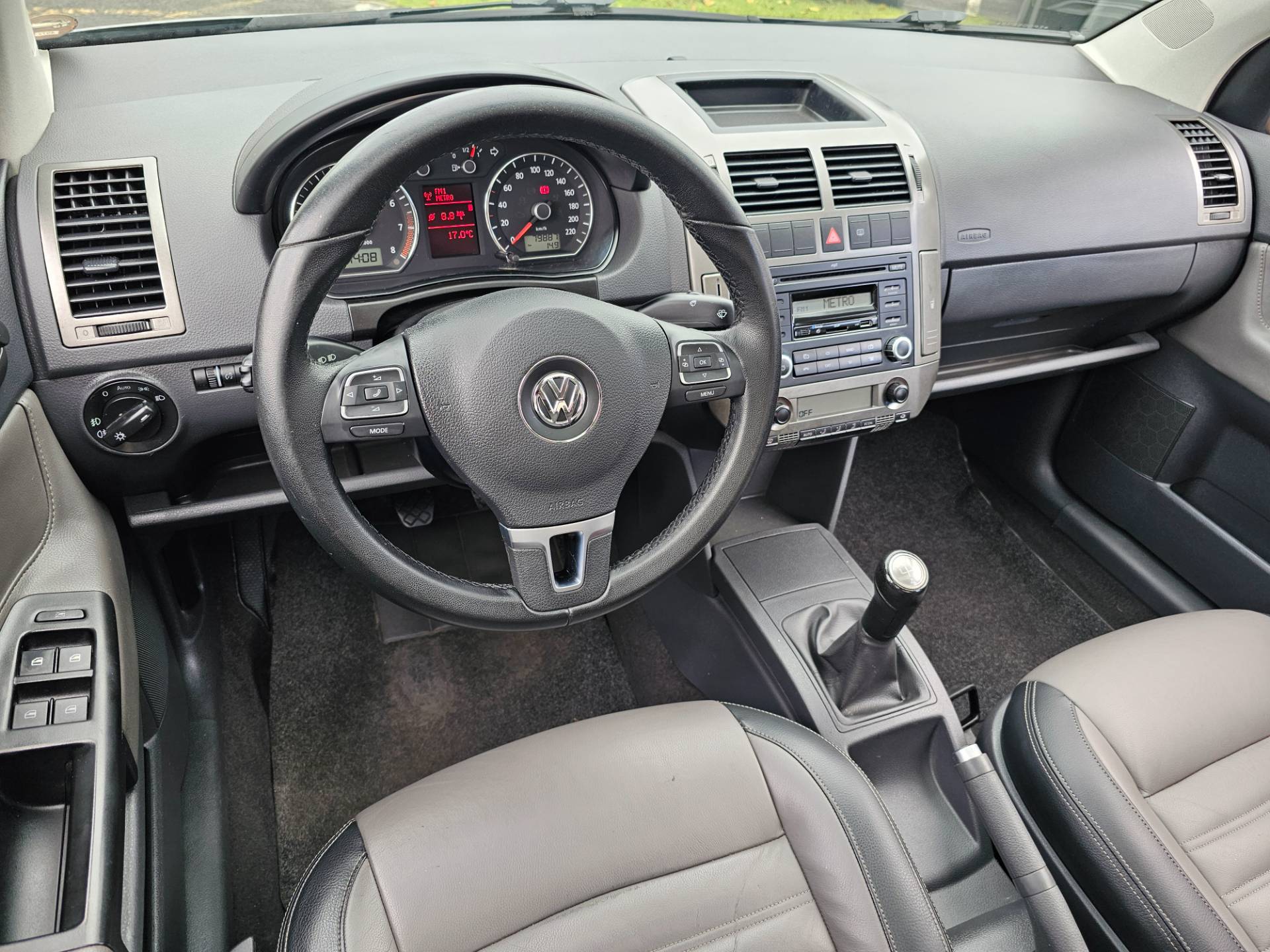 VOLKSWAGEN POLO SEDAN