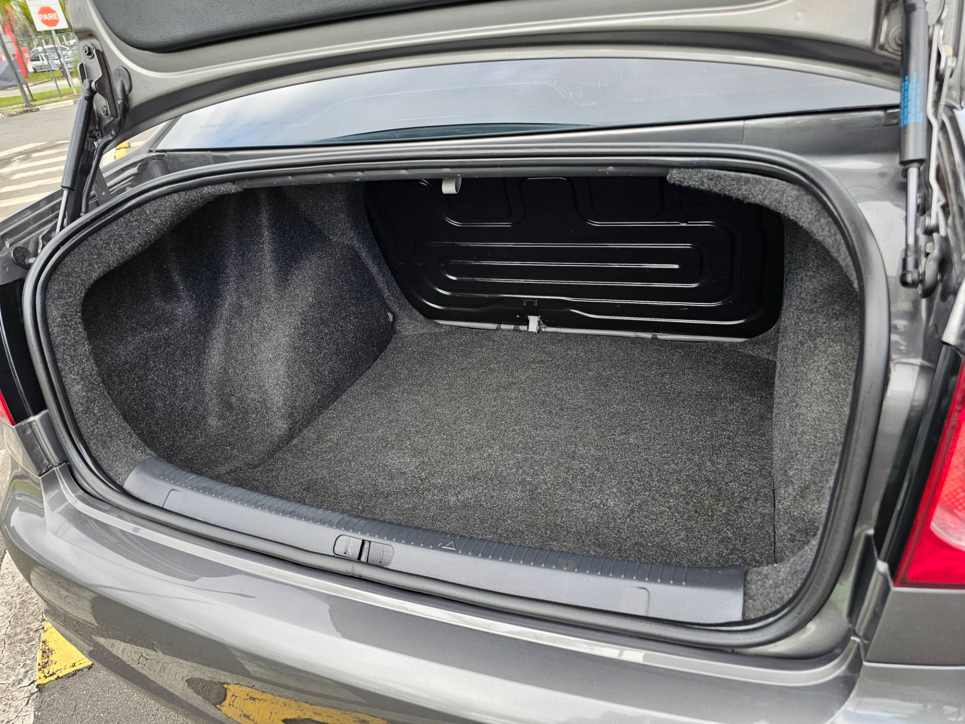 VOLKSWAGEN POLO SEDAN