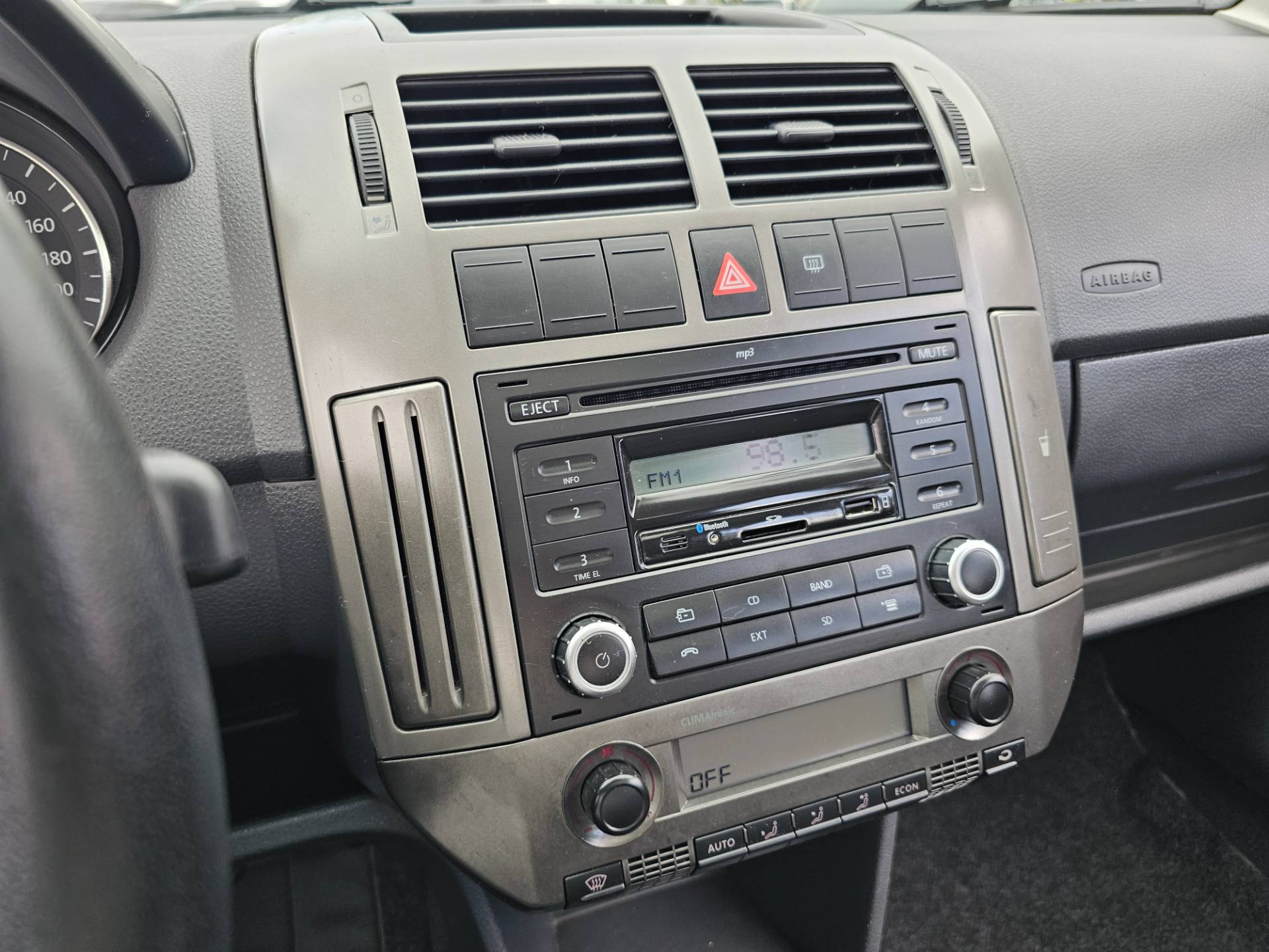VOLKSWAGEN POLO SEDAN