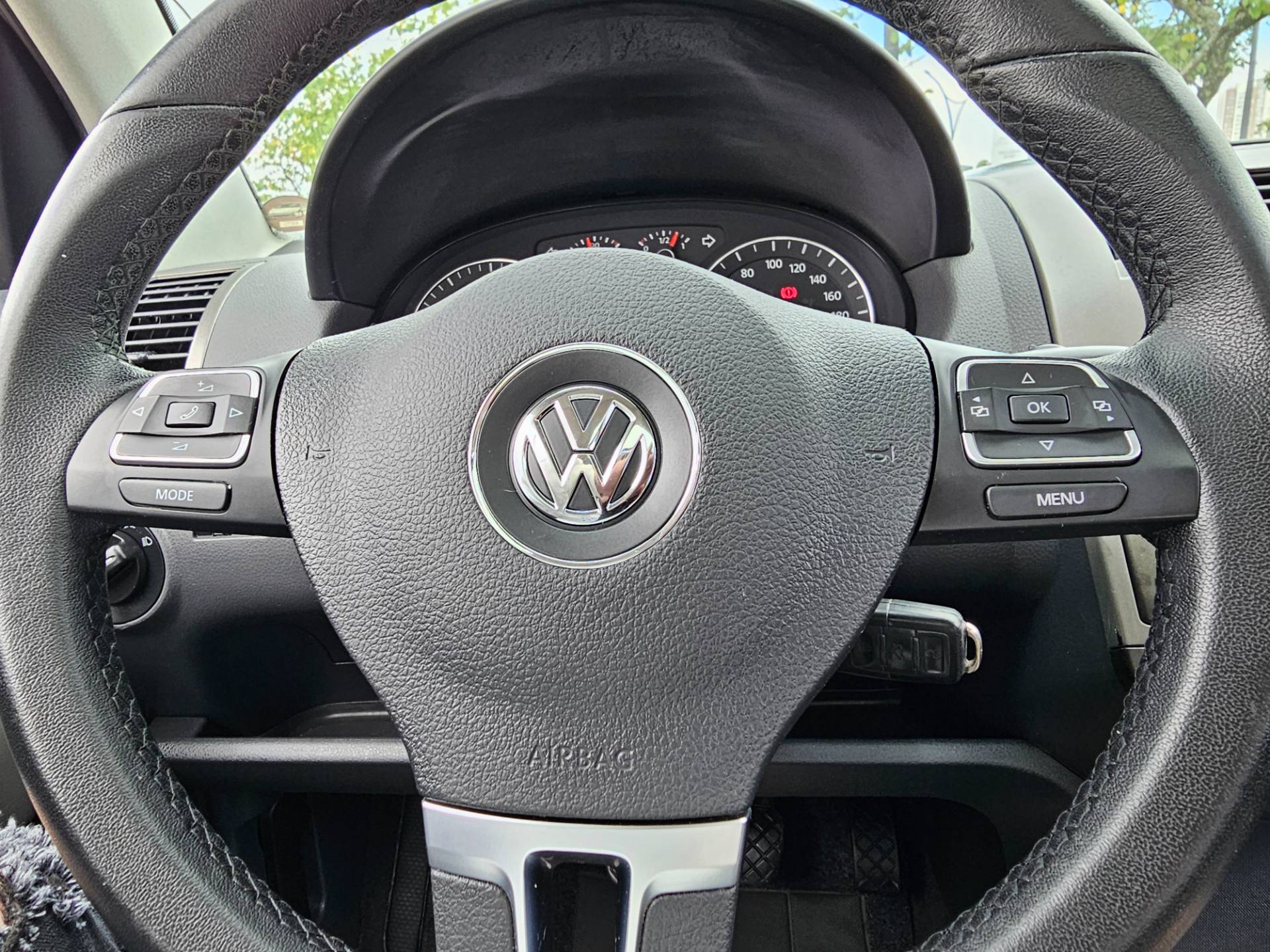 VOLKSWAGEN POLO SEDAN