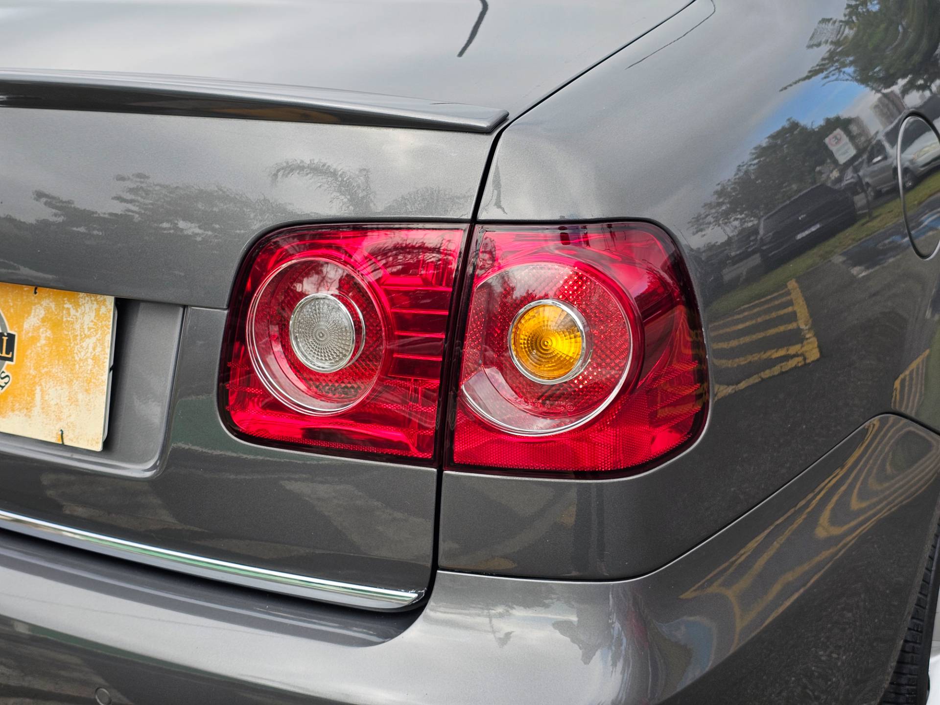 VOLKSWAGEN POLO SEDAN