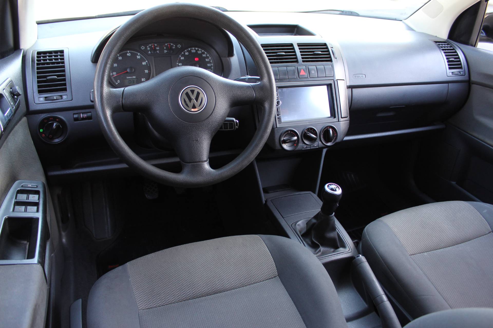 VOLKSWAGEN POLO SEDAN