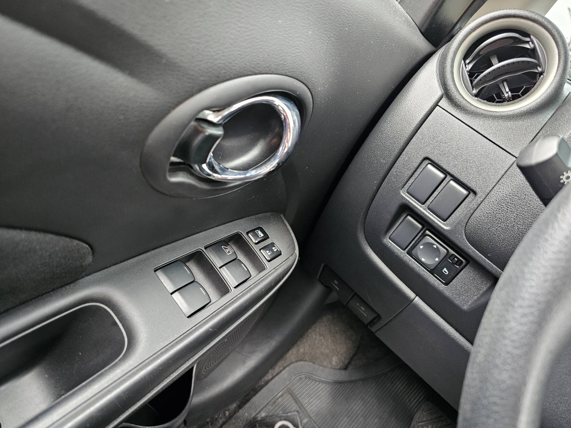 NISSAN VERSA