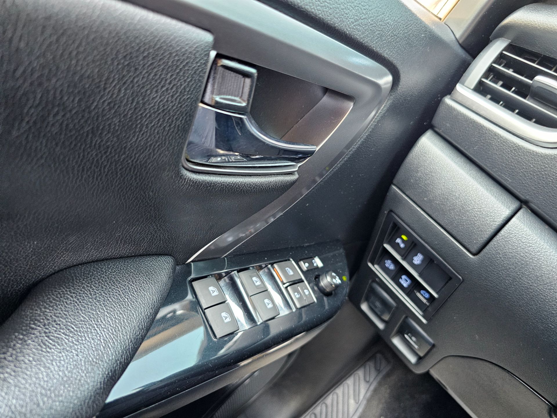 TOYOTA HILUX SW4