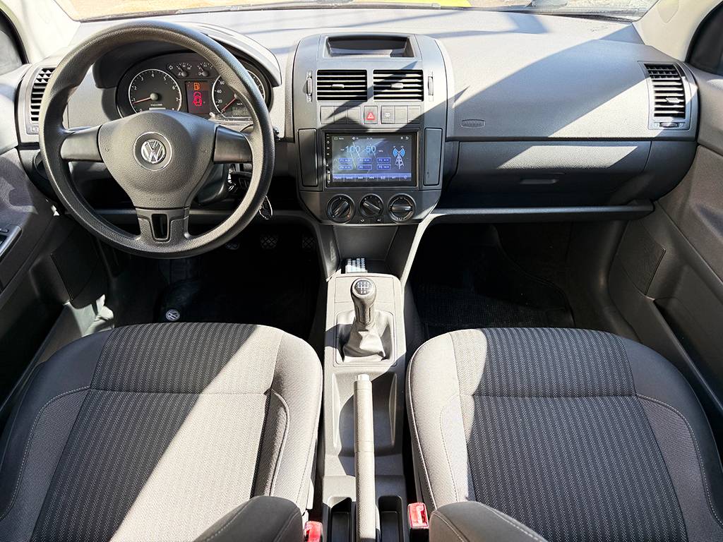 VOLKSWAGEN POLO SEDAN