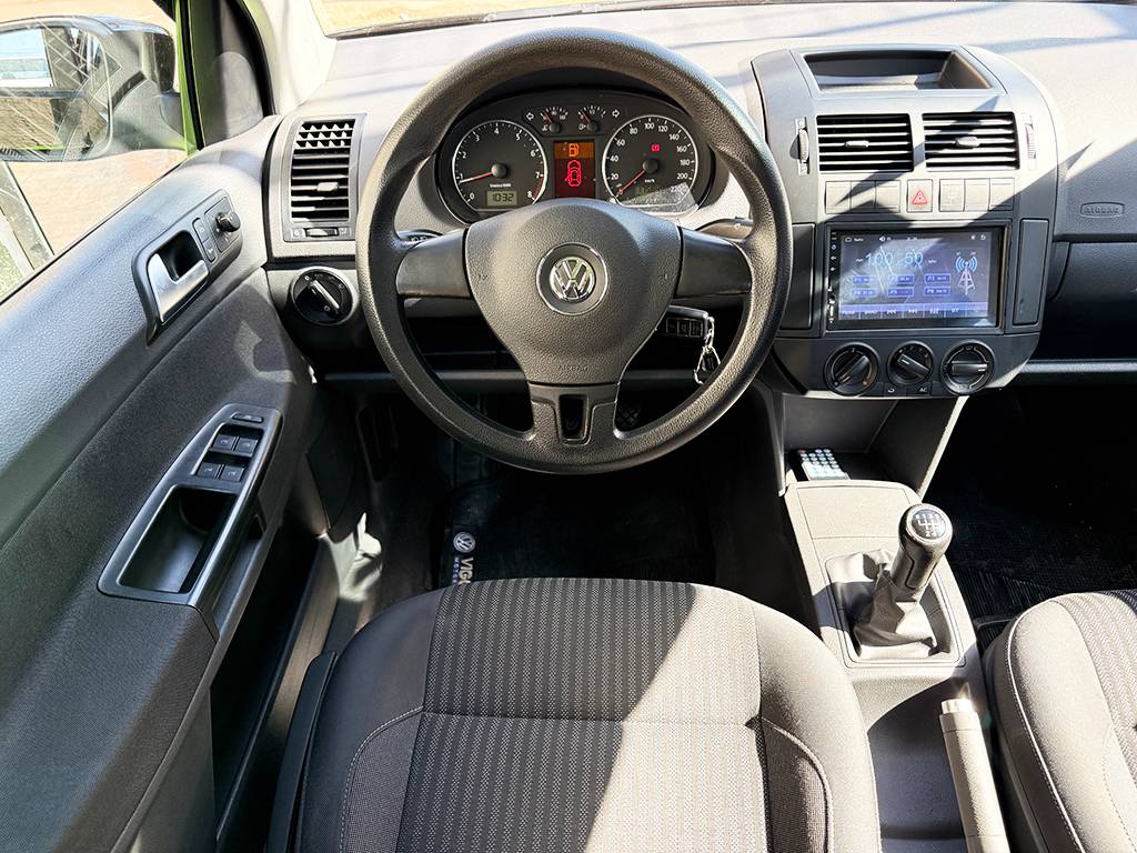 VOLKSWAGEN POLO SEDAN