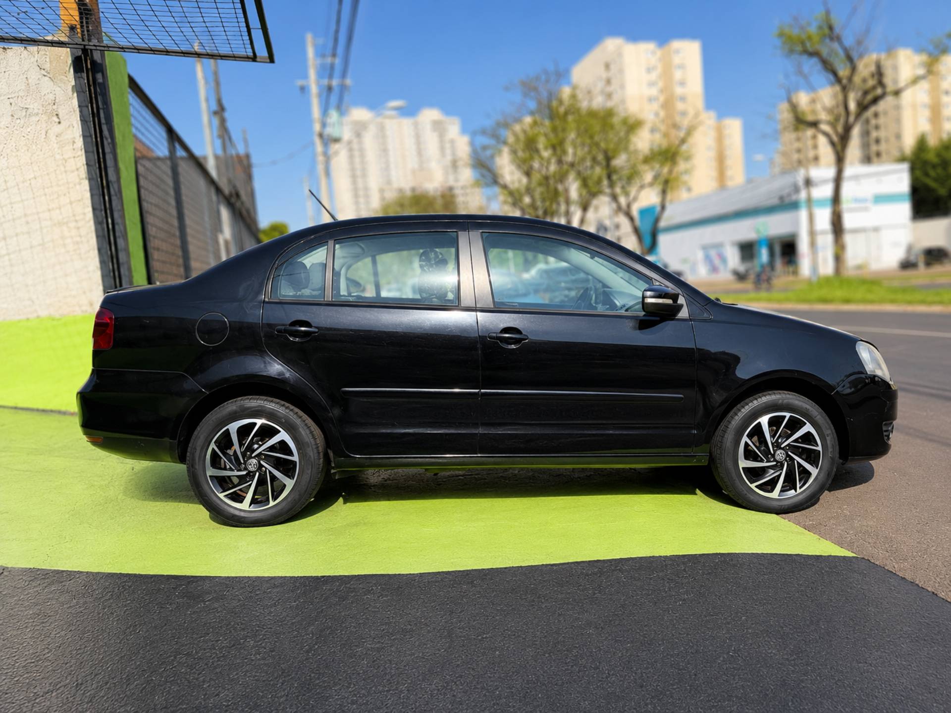 VOLKSWAGEN POLO SEDAN