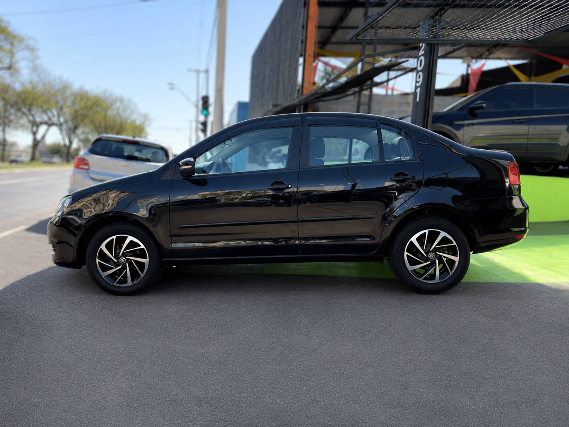 VOLKSWAGEN POLO SEDAN