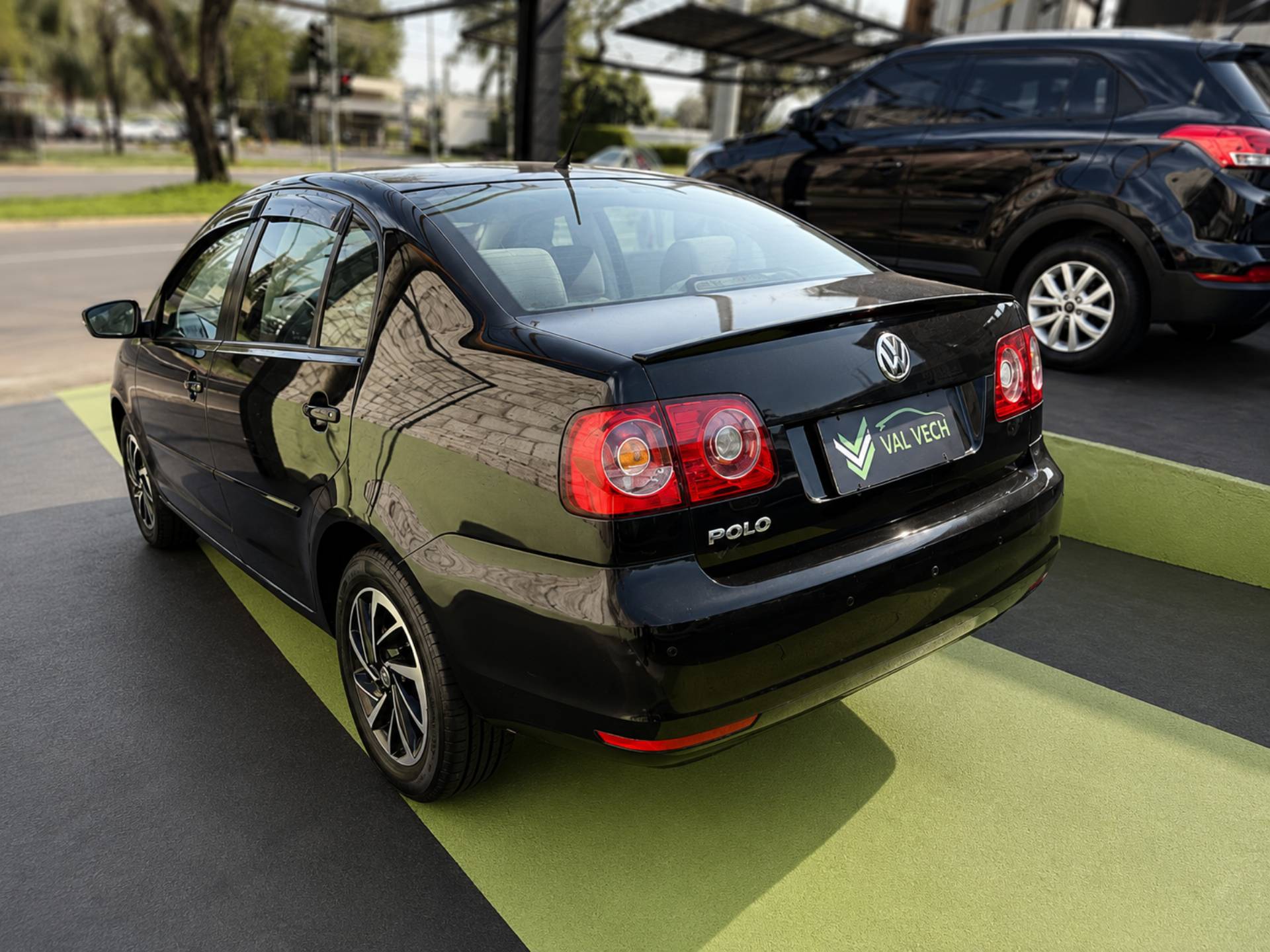 VOLKSWAGEN POLO SEDAN