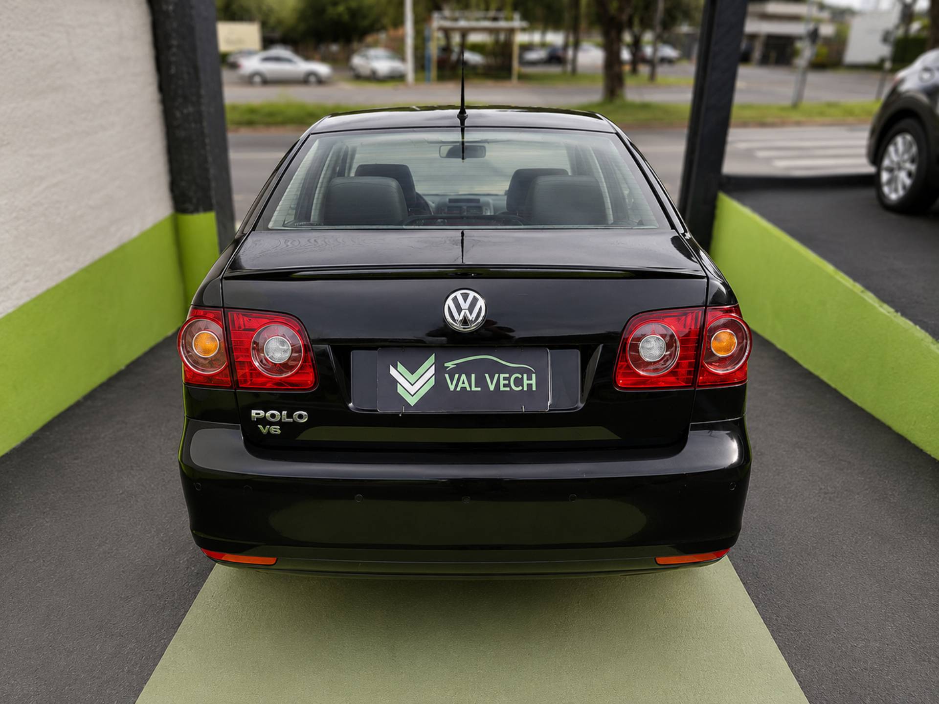 VOLKSWAGEN POLO SEDAN
