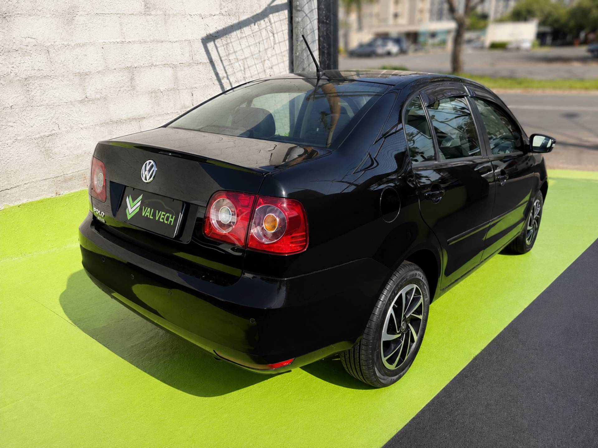 VOLKSWAGEN POLO SEDAN