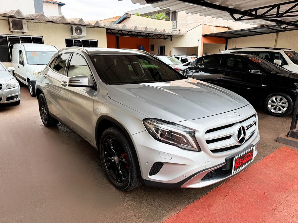 MERCEDES-BENZ GLA 200
