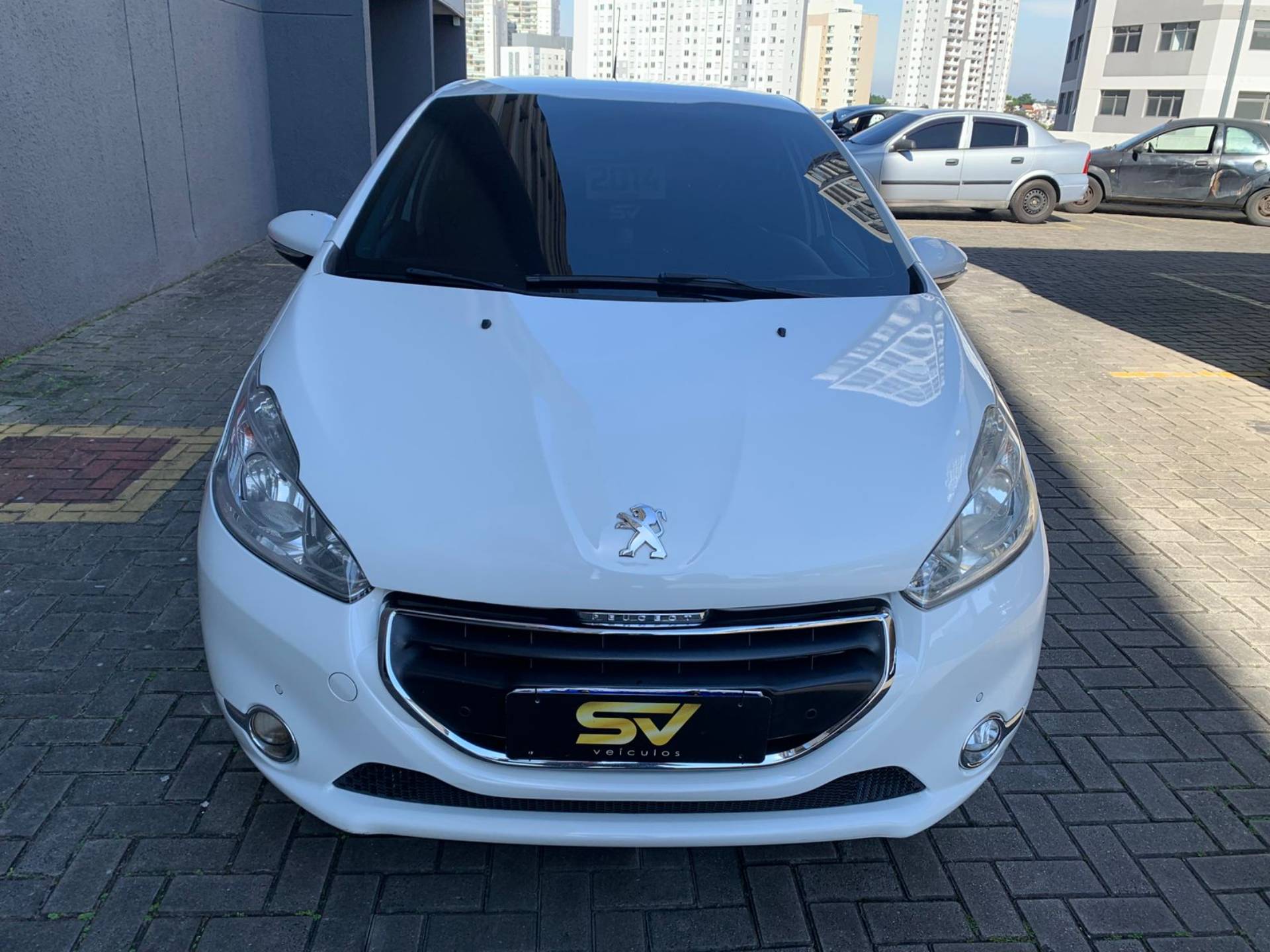 PEUGEOT 208