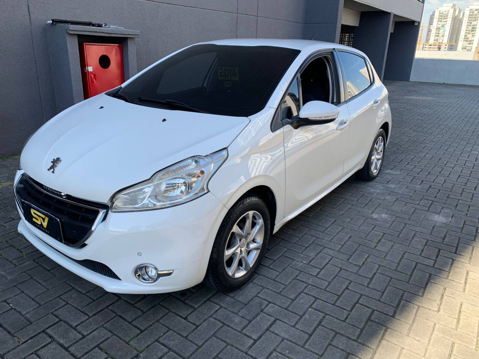 PEUGEOT 208