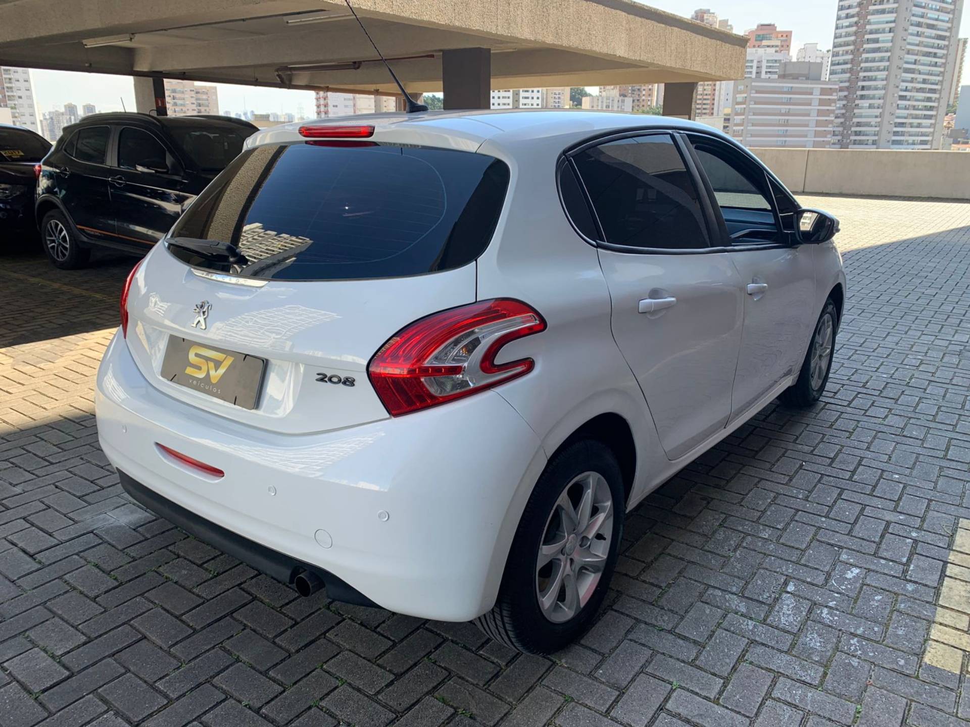 PEUGEOT 208